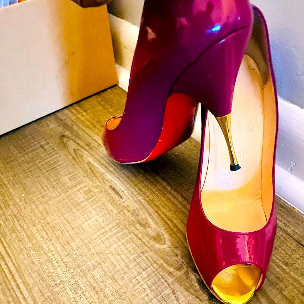 Gorgeous deep red Christian Louboutin peep toe heels. Size 39.